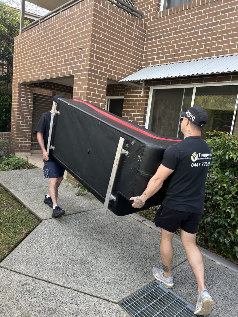 2 removalist Carrying a sofa